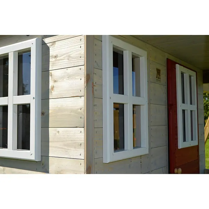 Wendi Toys Spielhaus Alpaka - Glas, Natur/Rot - Nahaufnahme eines Holzspielhauses mit weißen Fensterrahmen und einer roten Tür, die eine einladende und fantasievolle Spielumgebung schafft.