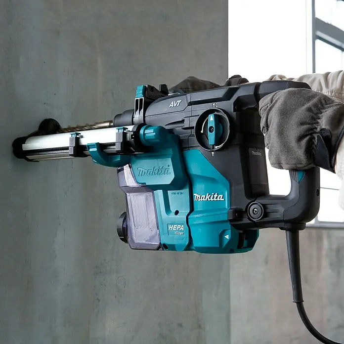 Makita Kombihammer HR3011FCJ - 1.050 W, 3,9 J, SDS-Plus-Aufnahme - Makita Abbruchhammer in Aktion, ideal für schwere Bauarbeiten mit HEPA-Filter für sauberes Arbeiten.