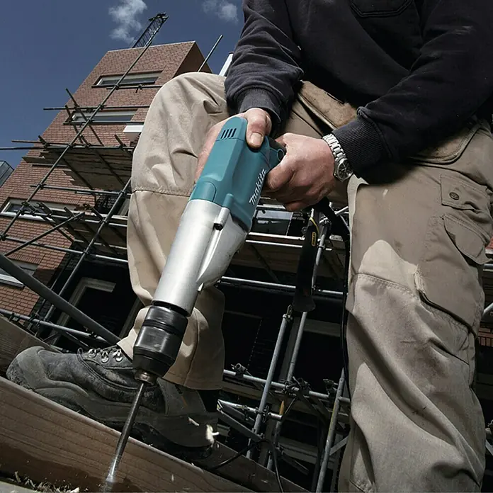 Makita Bohrmaschine DP4011J - 720 W - Nahaufnahme einer Makita-Bohrmaschine in Aktion, ideal für Bau- und Handwerksprojekte.