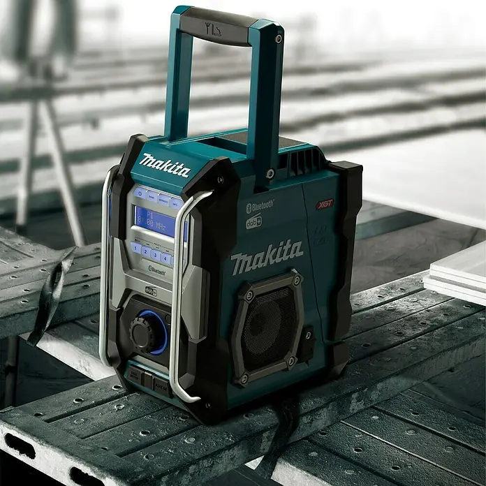 Makita Akku-Baustellenradio MR004GZ - 40 V, 174.928 - 239.200 MHz (DAB/DAB+) - Nahaufnahme eines Makita Baustellenradios mit Bluetooth, DAB+, USB und AUX-Anschluss. Das Radio ist robust und in Türkis-Schwarz gehalten.