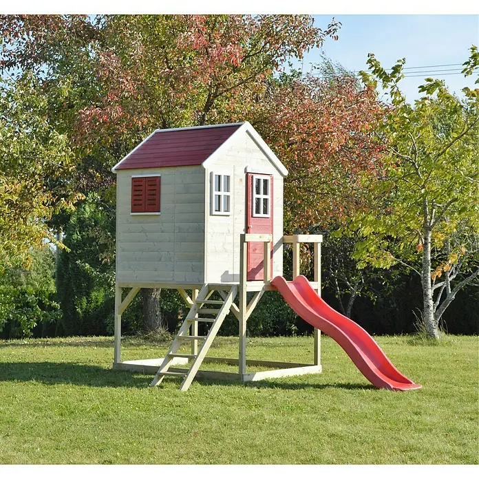 Wendi Toys Spielhaus Tiger - Glas, Natur/Rot - Ein hölzernes Spielhaus mit rotem Dach und Rutsche im Garten, ideal für Kinder zum Spielen und Spaß haben.