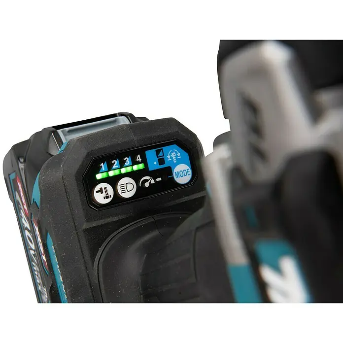 Makita XGT 40V max. Akku-Schlagschrauber TW007GZ - 40 V, 760 Nm - Nahaufnahme einer Makita-Akku-Schlagschraubers mit digitaler Anzeige, die Akkuladung und Moduseinstellungen anzeigt.