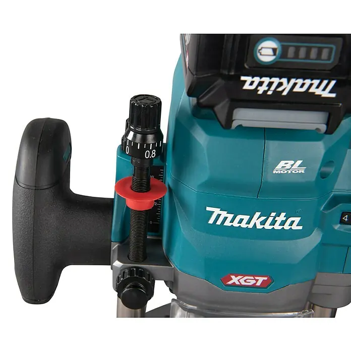 Makita Oberfräse RP001GZ - 40 V, 1 Akku - Nahaufnahme eines Makita-Elektrowerkzeugs, das Details wie den Einstellknopf und das Markenlogo hervorhebt.