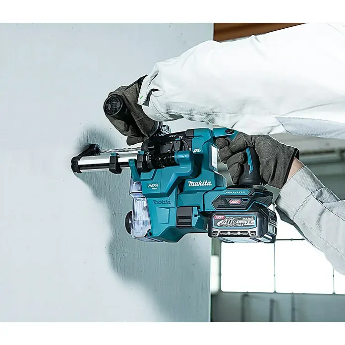 Makita XGT 40V max. Akku-Kombihammer HR010GZ - 40 V, Ohne Akku, 2,1 J - Akkubohrhammer von Makita im Einsatz, der in eine Wand bohrt. Das Gerät ist mit einem HEPA-Filter und einem 40V Akku ausgestattet.