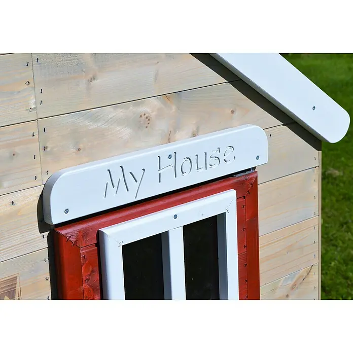 Wendi Toys Spielhaus Tiger - Glas, Natur/Rot - Detailaufnahme eines Holzspielhauses mit der Aufschrift "My House" über dem Fenster, das eine einladende und fantasievolle Spielumgebung verspricht.