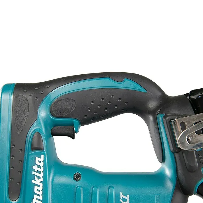 Makita LXT 18V Akku-Tacker DST221RTJ - 18 V, 2 Akkus, 5 Ah - Nahaufnahme eines Makita-Elektrowerkzeugs mit blaugrünem Gehäuse und schwarzem Griff für sicheren Halt.