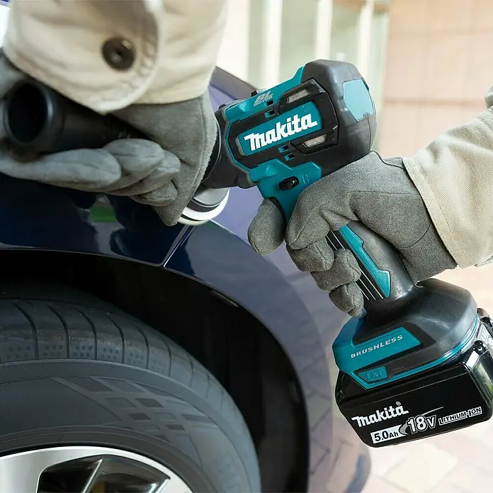 Makita LXT 18V Akku-Polierschleifer DPV300Z - 18 V, Ohne Akku, Leerlaufdrehzahl: 9.500 U/min - Nahaufnahme einer Makita Akku Poliermaschine in Aktion, die ein blaues Auto poliert.