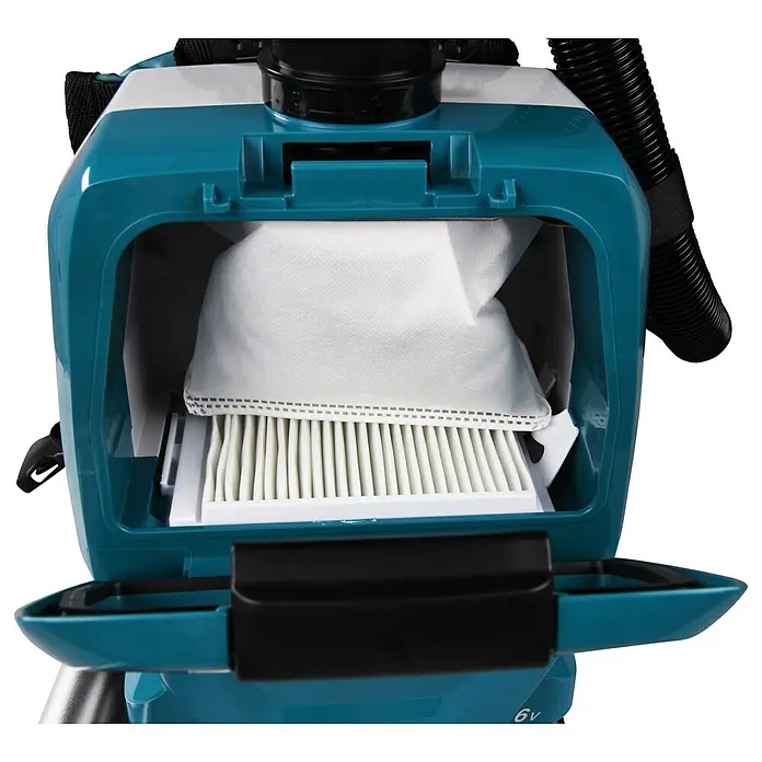 Makita LXT 18V Akku-Rucksackstaubsauger DVC261ZX15 - 36 V, Ohne Akku, Behältervolumen: 2 l - Nahaufnahme des Makita Rucksacksaugstaubers mit geöffnetem Fach, das einen Filter und einen Staubbeutel zeigt.