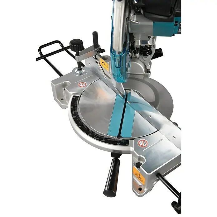 Makita Kapp- & Gehrungssäge LH1040F - 1.650 W, Durchmesser Sägeblatt: 260 mm, Leerlaufdrehzahl: 0 U/min - 4.800 U/min - Nahaufnahme einer Kappsäge, die Details wie die Winkelskala und die blaue Schnittführung hervorhebt.