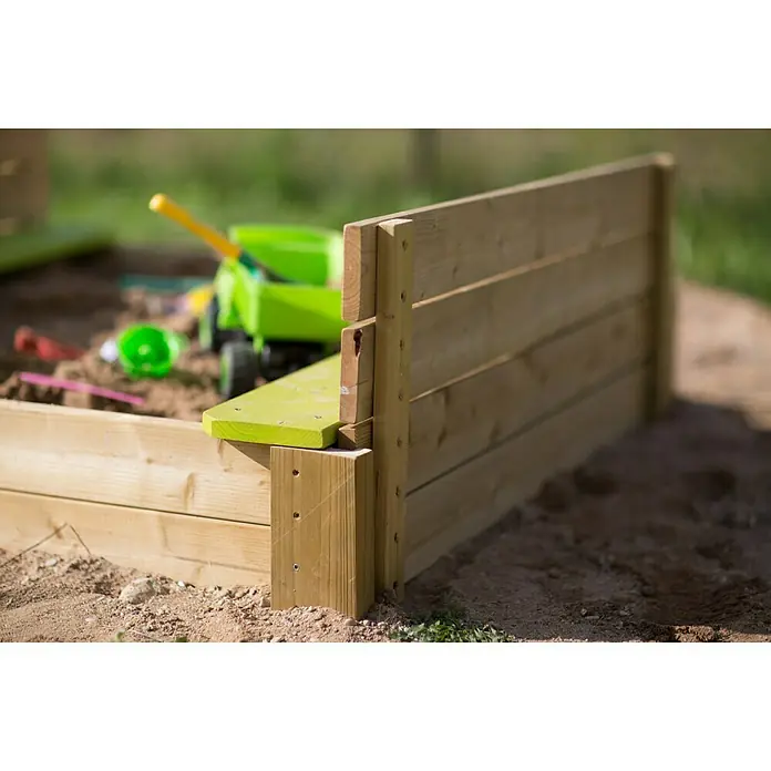 Wendi Toys Sandkasten Deluxe - 120 x 120 x 25 cm, Holz, Natur/Grün - Nahaufnahme einer hölzernen Sandkiste mit Spielzeug im Sand, ideal für Kinder zum Spielen und Spaßhaben im Freien.