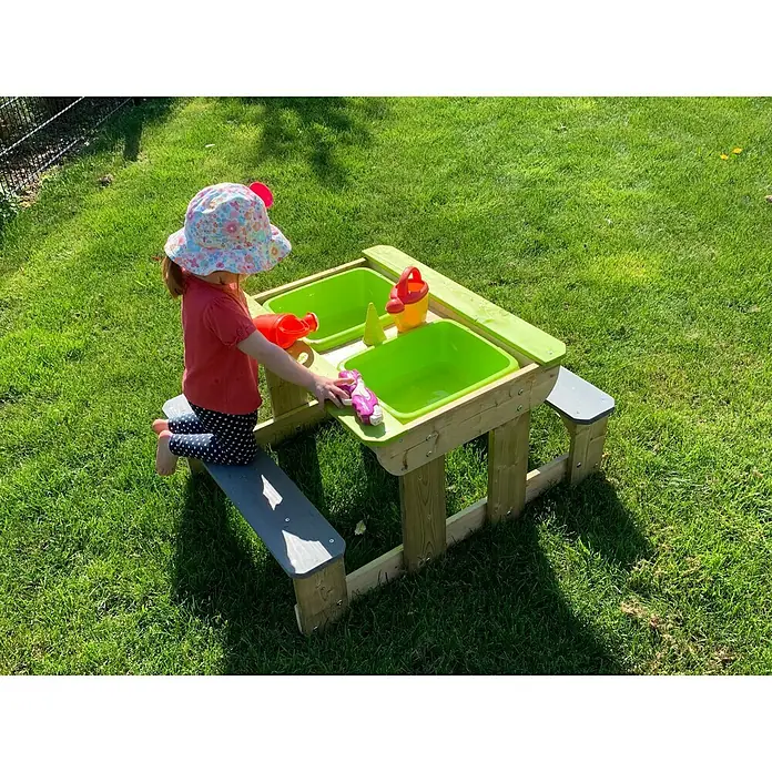 Wendi Toys Kinder-Picknicktisch - L x B x H: 80 x 100 x 53 cm, Holz - Ein Kind spielt an einem grünen Picknicktisch mit zwei Wasserbecken und bunten Spielsachen im Garten.