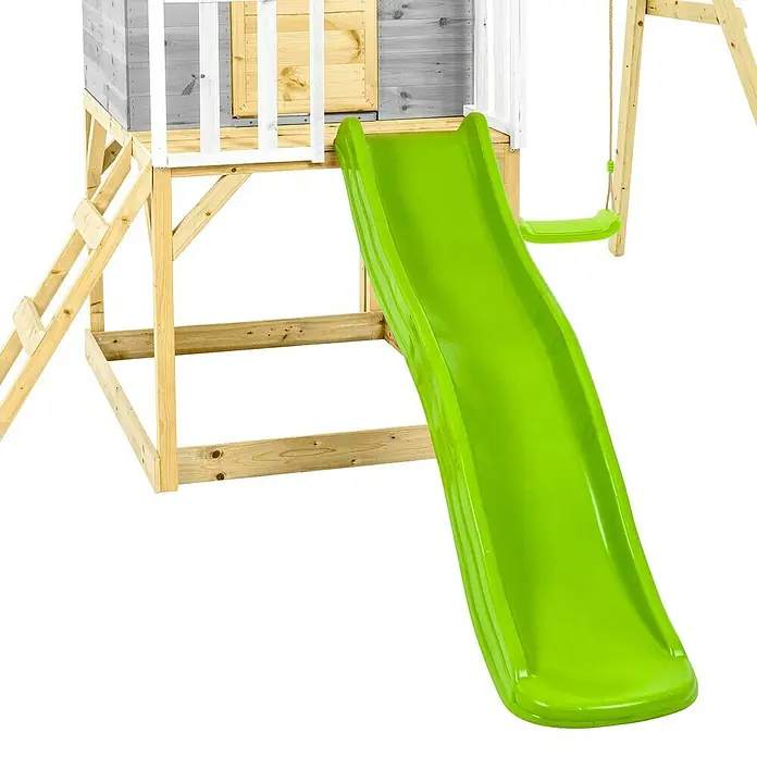 Zwerkules Spielhaus Valli - L x B x H: 352 x 280 x 244 cm, Holz, Natur/Grau, Mit Stelzen, Rutsche & Schaukel - Grüne Rutsche an einem Holzspielhaus mit Leiter und Schaukel für Kinder zum Spielen im Freien.
