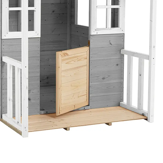 Zwerkules Spielhaus Valli - L x B x H: 137 x 121 x 140 cm, Holz, Natur/Grau, Ohne Stelzen - Detailaufnahme eines Holzspielhauses mit einer kleinen, hellen Holztür, weißen Fensterrahmen und einer grau gestrichenen Holzverkleidung.