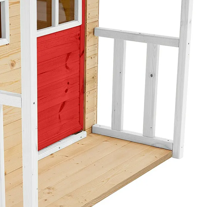 Zwerkules Spielhaus Lolla - L x B x H: 139 x 120 x 139 cm, Holz, Natur/Rot, Ohne Stelzen - Detailansicht eines Holzspielhauses mit roter Tür und weißem Geländer, das die natürliche Holzstruktur betont.