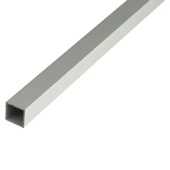 Alberts Tubo de forma cuadrada - 2.600 x 15 x 15 mm, Espesor: 1 mm, Acero gris - Primer plano de un tubo cuadrado plateado, ideal para construcciones. La pieza de metal se coloca diagonalmente sobre un fondo negro.