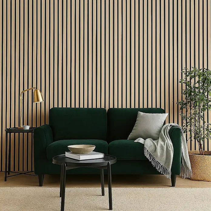 Panel acústico decorativo - 60 x 60 x 2,1 cm, Natural - Interior elegante con sofá verde esmeralda, lámpara estilosa y mesas auxiliares frente a una pared de paneles de madera moderna.