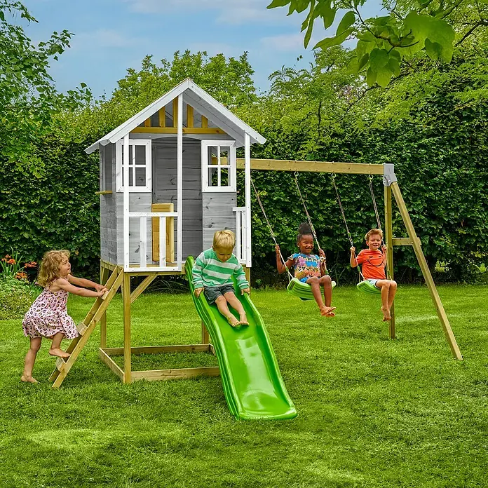 Zwerkules Spielhaus Valli - L x B x H: 352 x 370 x 277 cm, Holz, Natur/Grau, Mit Stelzen, Rutsche & Doppelschaukel - Das hölzerne Spielhaus mit Rutsche und Schaukel bietet Kindern ein vielseitiges Outdoor-Spielerlebnis im Garten.