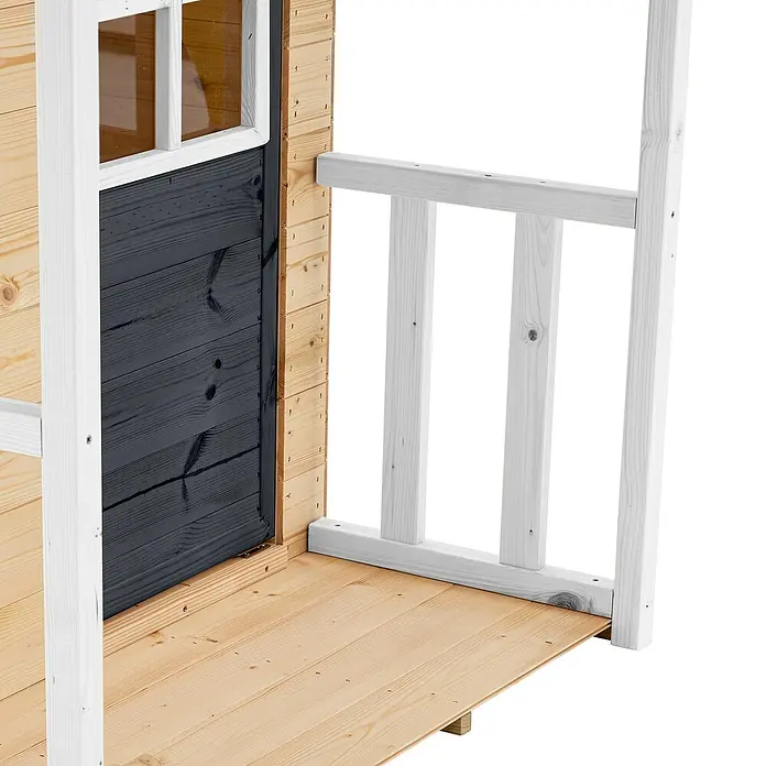 Zwerkules Spielhaus Holli - L x B x H: 137 x 121 x 140 cm, Holz, Natur/Anthrazit, Ohne Stelzen - Detailaufnahme eines Holzspielhauses mit weiß gestrichenem Geländer und dunkelgrauer Tür. Das Holz ist naturbelassen.