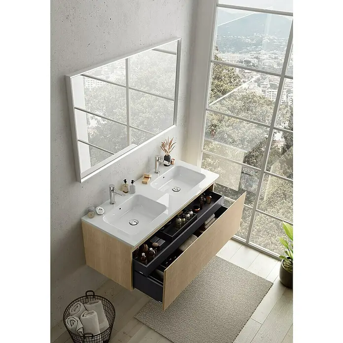 Camargue Pura Einbauwaschbecken - 121 x 51 cm, Hahnloch: Mitte, Mit Überlauf, Weiß - Ein Badezimmerwaschtisch mit zwei Waschbecken, darunter eine offene Schublade mit Badutensilien. Der Waschtisch ist hellbraun und modern.