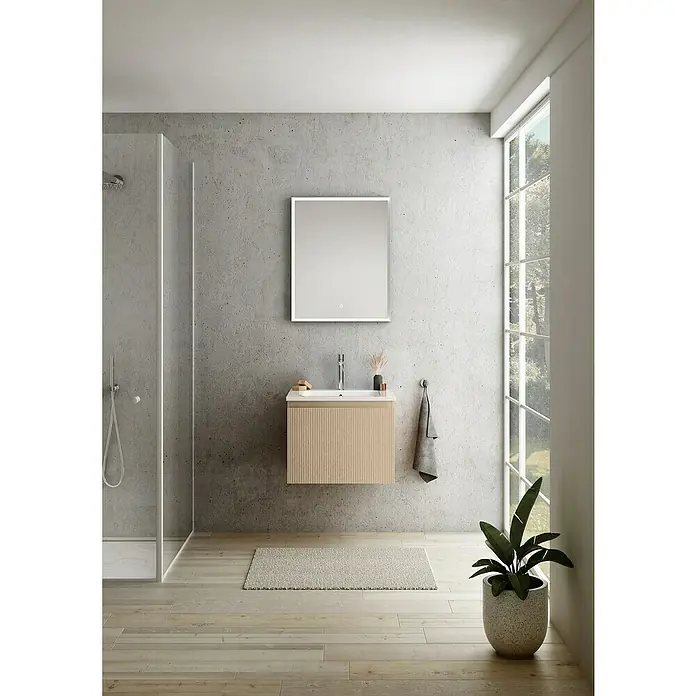 Camargue Pura LED-Lichtspiegel - 60 x 4,5 cm, Weiß - Modernes Badezimmer-Interieur mit einem stilvollen Waschtisch mit Holzverkleidung, einem Spiegel und einer Pflanze für eine natürliche Note.