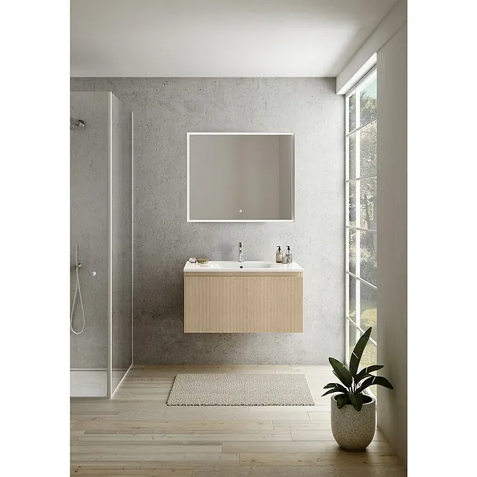 Camargue Pura LED-Lichtspiegel - 90 x 4,5 cm, Weiß - Badezimmer-Interieur mit einem Waschtischunterschrank in Holzoptik, einem Spiegel und einer Dusche für ein modernes und stilvolles Ambiente.