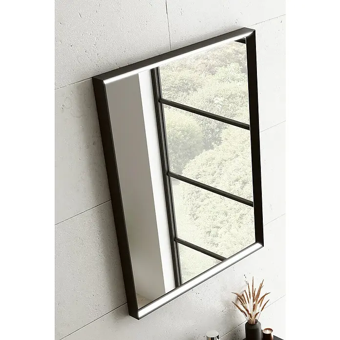 Camargue Pura LED-Lichtspiegel - 60 x 4,5 cm, Schwarz - Schwarzer Spiegel mit LED-Beleuchtung und Fenster-Design an einer grauen Wand.