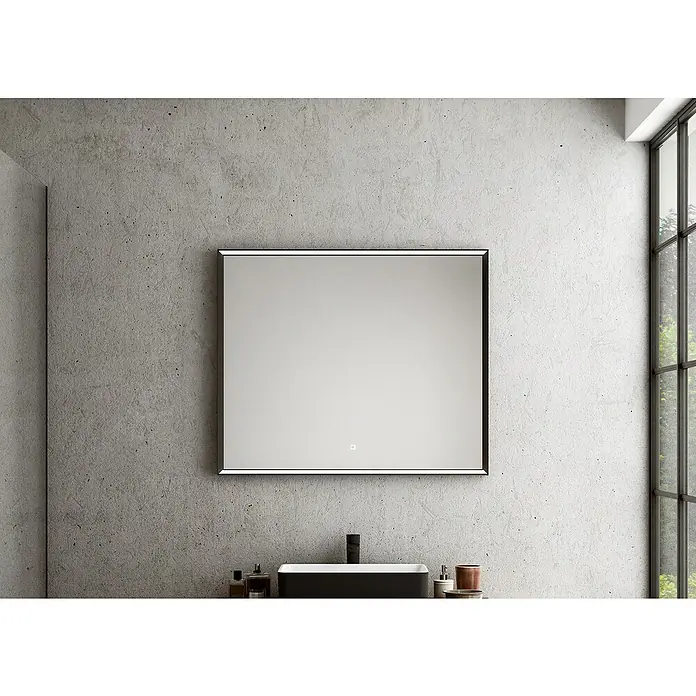 Camargue Pura LED-Lichtspiegel - 90 x 4,5 cm, Schwarz - Ein quadratischer Spiegel mit dünnem, dunklem Rahmen hängt über einem Waschbecken in einem modernen Badezimmer.
