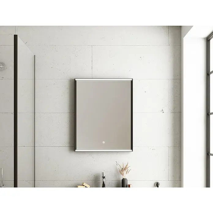 Camargue Pura LED-Lichtspiegel - 60 x 4,5 cm, Schwarz - Ein moderner Badezimmerspiegel mit schwarzem Rahmen hängt an einer weiß gefliesten Wand und beleuchtet den Raum auf stilvolle Weise.