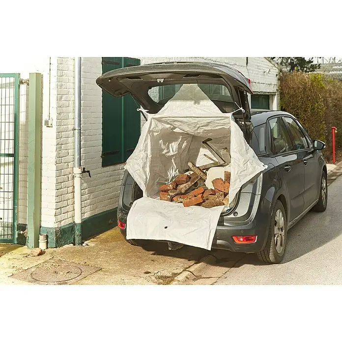 Mottez Transporttasche - L x B x H: 140 x 100 x 80 cm, Schutz gegen: Beschädigungen - Heckansicht eines grauen Autos, dessen Kofferraum mit einer weißen Plane ausgekleidet und mit Ziegelsteinen beladen ist.
