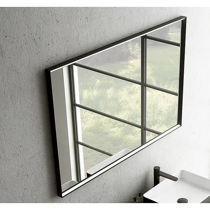 Camargue Pura LED-Lichtspiegel - 120 x 4,5 cm, Schwarz - Großes, rechteckiges Fenster-Spiegeldesign mit schlankem, schwarzem Rahmen und klaren Linien. Es reflektiert ein Feld.