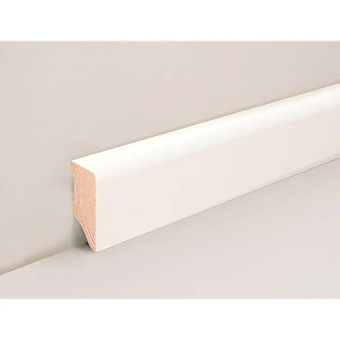 Sockelleiste SF685L1 - 240 x 1,2 x 2,7 cm, Fichte/Kiefer - Nahaufnahme einer weißen Sockelleiste, die an einer Wand befestigt ist. Ideal für Innenarchitektur und Renovierungsprojekte.