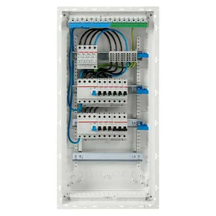 ABB - Striebel & John Unterputz-Verteiler Komplettverteiler UKB4DOK10D - Anzahl Reihen: 4 Stk., 38,4 x 74,7 cm, Verkehrsweiß, Anzahl Module: 48 Stk. - Nahaufnahme eines weißen Verteilerkastens mit Sicherungen, Kabeln und Klemmen, der die interne elektrische Verkabelung zeigt.