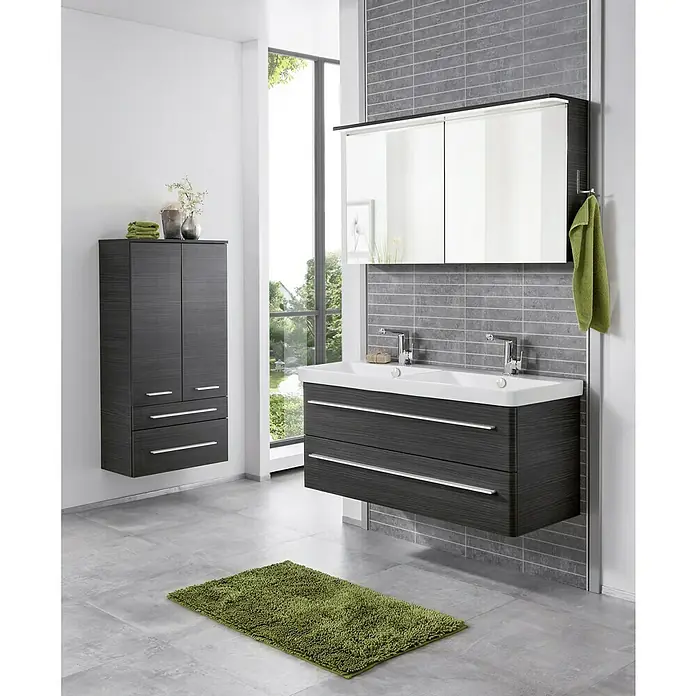 Lanzet Modern 3.0 LED-Spiegelschrank - B x H: 120 x 68,4 cm, Mit Beleuchtung, Dark Oak - Modernes Badezimmer-Interieur mit dunklen Holzmöbeln, Waschbecken und Spiegel. Ein grüner Teppich sorgt für Farbakzente.