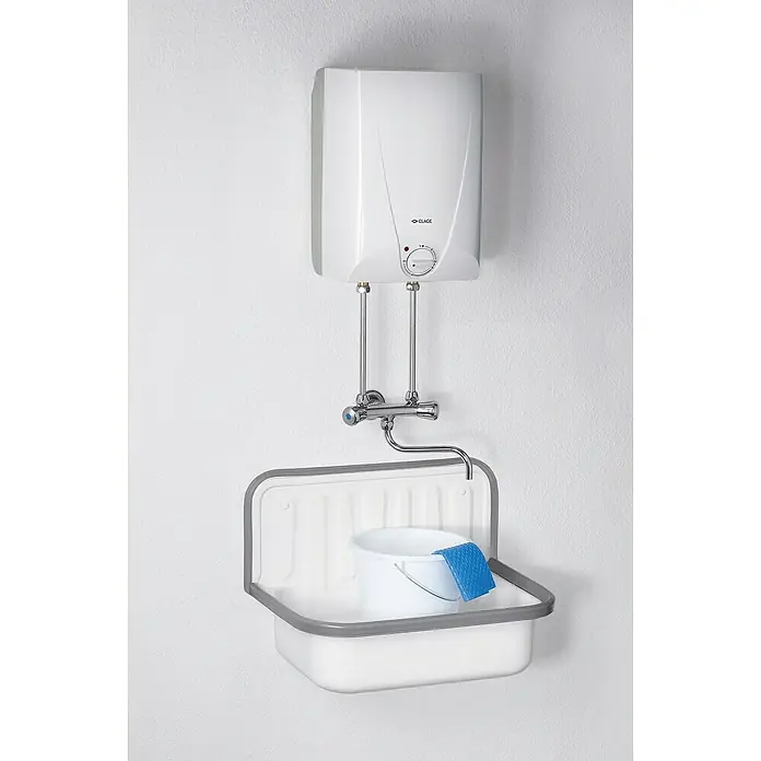 Clage Warmwasserspeicher S5-O - 5 l, 2.000 W, Temperaturbereich: 30 °C - 85 °C - Nahaufnahme eines CLAGE-Warmwasserbereiters über einem Waschbecken mit Eimer, der ein blaues Tuch enthält.
