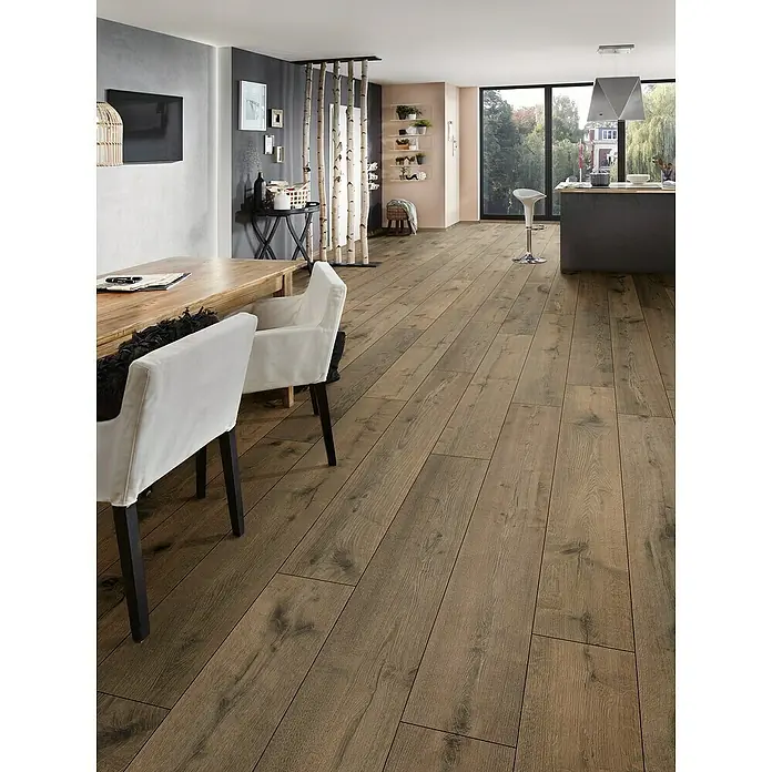 Krono Original Laminat Organic Clever Long Silent - Hare Tegernsee Oak, Landhausdiele, 2.003 x 245 x 7 mm - Ansicht eines Raumes mit elegantem Laminatboden in Holzoptik, der Wärme und Stil vermittelt und die Einrichtung des Raumes harmonisch ergänzt.