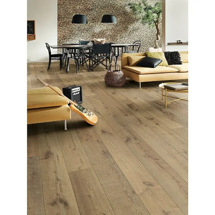 Krono Original Laminat Organic Clever Long Silent - Sepia Tegernsee Oak, Landhausdiele, 2.003 x 245 x 7 mm - Wohnzimmer mit hellem Holzfußboden, gelbem Sofa, Gitarre und Verstärker. Der Boden verleiht dem Raum Wärme und einladende Atmosphäre.