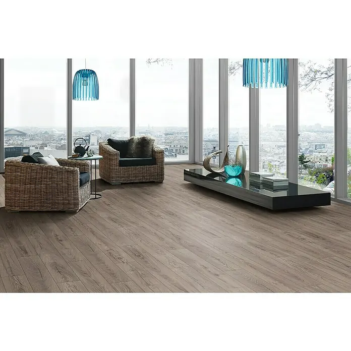 Krono Original Laminat Organic Clever Silent - Rutherford Oak, Landhausdiele, 1.288 x 195 x 7 mm - Ein heller Raum mit Holzboden, zwei Sesseln, einem Couchtisch und blauen Lampen mit Blick auf eine Stadt.