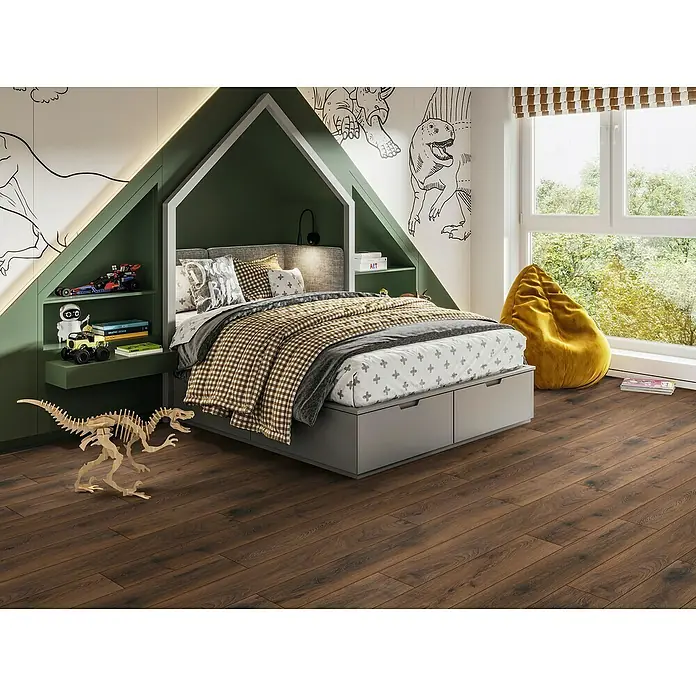 Krono Original Laminat Organic Clever Silent - Bourbon Hills Oak, Landhausdiele, 1.288 x 195 x 7 mm - Einladendes Kinderzimmer mit Holzboden, Hausbett mit Stauraum und Dino-Dekoration für eine fantasievolle Atmosphäre.