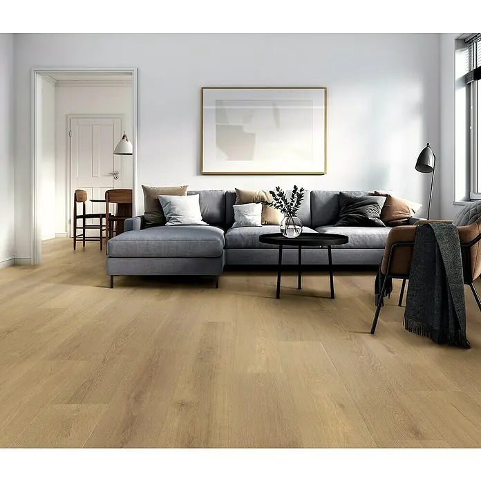 Krono Original Laminat Organic Clever Long Silent - Natura Montreux Oak, Landhausdiele, 2.003 x 245 x 7 mm - Elegantes Wohnzimmer mit hellem Holzboden, der Wärme und Stil ausstrahlt und eine einladende Atmosphäre schafft.