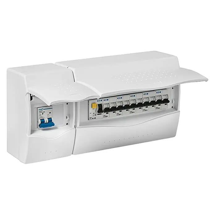 Famatel Cuadro eléctrico de superficie ICP32 - Número de hileras: 1 ud., 40,4 x 10 cm, Blanco - Imagen de una caja de interruptores blanca con la tapa abierta, que revela los fusibles e interruptores del interior.