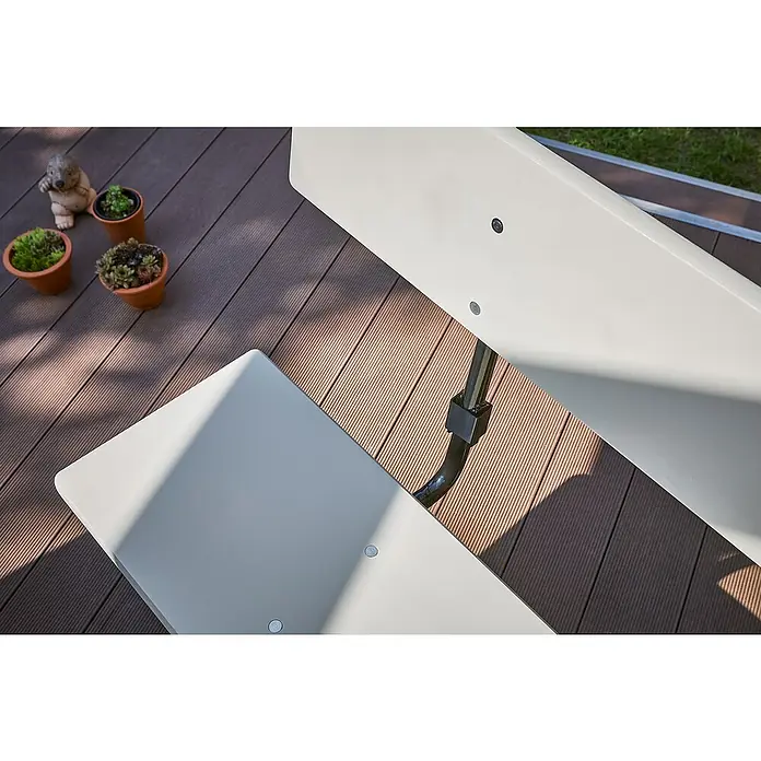 Bierzeltgarnitur - 3 -tlg., Fichte/Stahl, Klappbar, Beige/Grau, Tisch (L x B x H): 220 x 70 x 77 cm, Bank (L x B): 220 x 30 cm - Detailaufnahme eines modernen, grauen Gartentisches mit passender Bank auf einer Holzterrasse. Perfekt für entspannte Stunden im Freien.