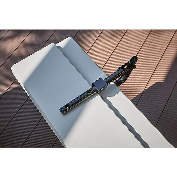Bierzeltgarnitur - 3 -tlg., Fichte/Stahl, Klappbar, Beige/Grau, Tisch (L x B x H): 220 x 70 x 77 cm, Bank (L x B): 220 x 30 cm - Detailaufnahme einer verstellbaren Rückenlehne eines weißen Gartenmöbels, ideal für entspanntes Sonnenbaden im Freien.
