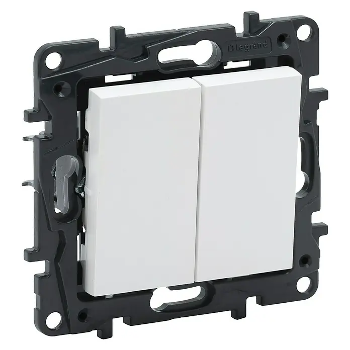 Legrand Niloé Step Conmutador doble - Blanco, Instalar, Plástico - Primer plano de un interruptor de luz doble blanco Legrand con marco negro, que muestra una estética moderna y minimalista.