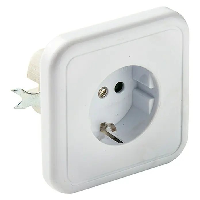 Famatel Enchufe - Blanco, Cerámica, Montaje en la pared - Un primer plano de una toma de corriente Schuko blanca, montada en la pared, utilizada para conexiones eléctricas en interiores.