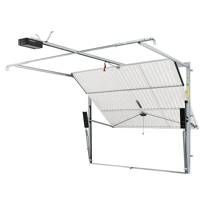 Hörmann Garagentor Berry N80 M902 - 2.750 x 2.125 mm, Verkehrsweiß, Glatt - Ein Hörmann Garagentor, teilweise geöffnet, mit sichtbarem Antrieb und Schienensystem.