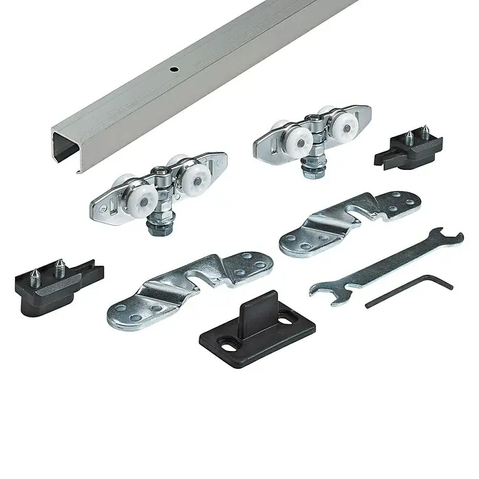 Hettich Schiebetürbeschlag TopLine 8plus Komplettset - Länge: 2.000 mm, Traglast: 80 kg - Bild von einer Schiebetürbeschlagsgarnitur mit Laufschiene, Rollen, Montageplatten und Werkzeug für die Installation.