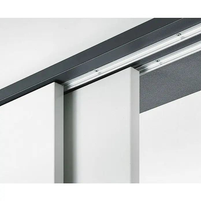 Hettich Schiebetürbeschlag SlideLine 12 Komplettset - Länge: 2.000 mm, Traglast: 25 kg - Detailaufnahme einer Schiebetür mit schwarzer Metalleinfassung, die die schlanke, weiße Tür hervorhebt und einen modernen Touch verleiht.
