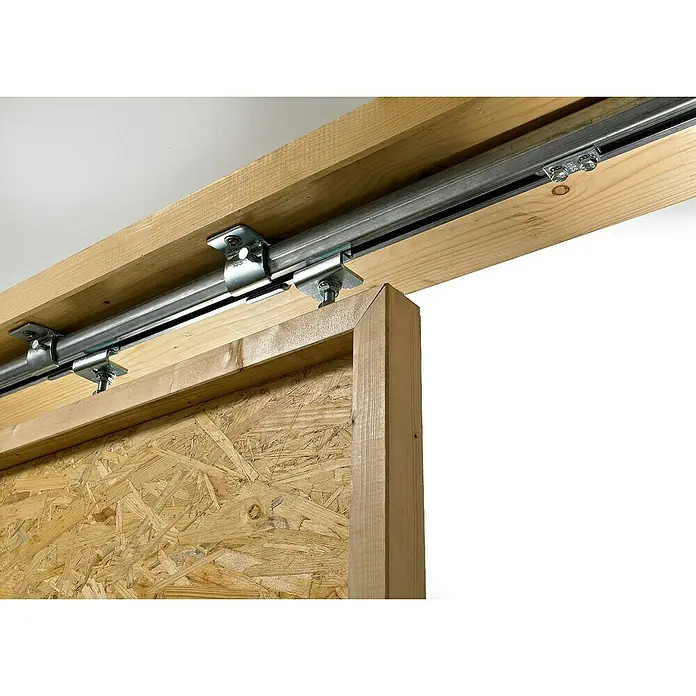 Hettich Deckenmuffe LN-15h - Passend für: Hettich XXL-Torbeschlag-System LN-15 - Nahaufnahme eines Holzschiebetürsystems mit Metallschiene und Beschlägen, das die Funktionalität und das Design des Produkts hervorhebt.