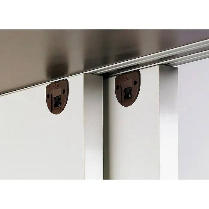 Hettich Montage-Set SlideLine 1plus - Passend für: 1 Schiebetür, Traglast: 30 kg - Detailaufnahme von zwei weißen Schiebetüren mit braunen Beschlägen und Metallschiene.