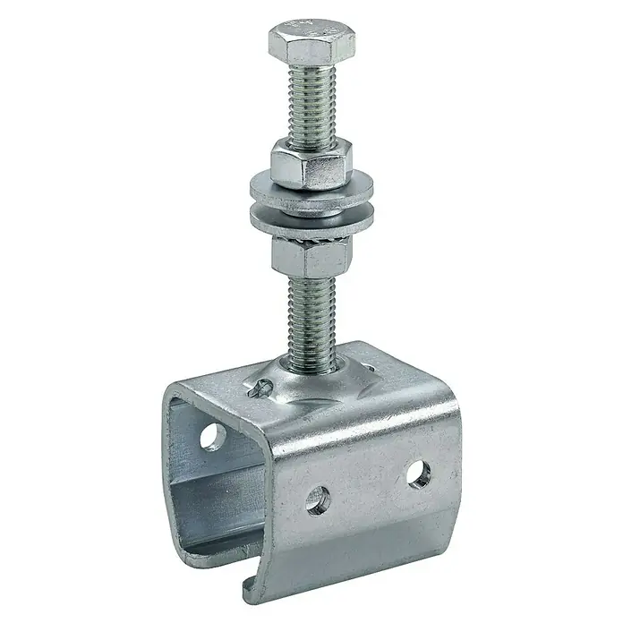 Hettich Deckenmuffe LN-15i - Passend für: Hettich XXL-Torbeschlag-System LN-15 - Detailaufnahme eines glänzenden, silberfarbenen Stahlträger-Clips mit Bolzen, Unterlegscheiben und Muttern vor einem neutralen Hintergrund.